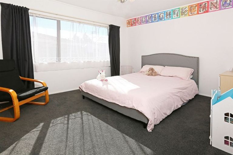 Photo of property in 3/98 Roberts Road, Te Atatu South, Auckland, 0610