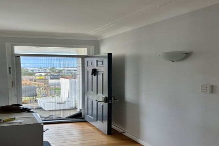 Photo of property in 1/174 Lake Road, Northcote, Auckland, 0627