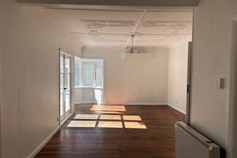 Photo of property in 5 Westland Road, Mount Cook, Wellington, 6021