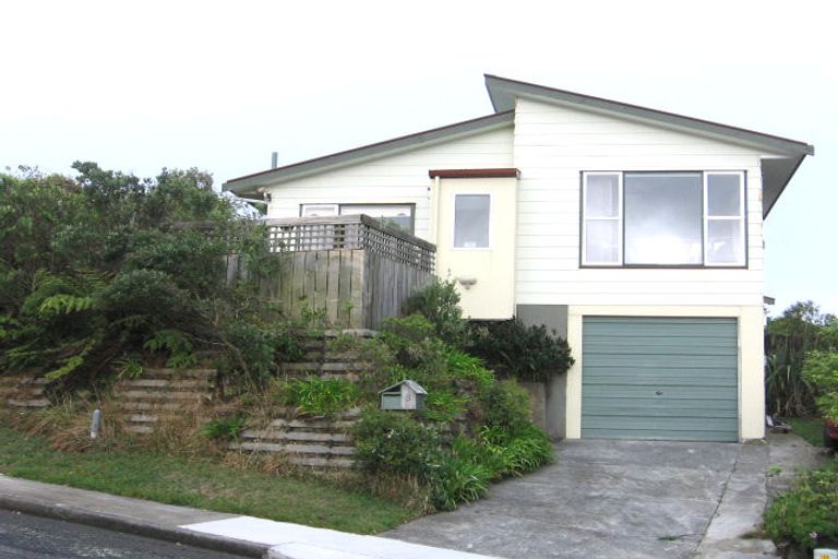Photo of property in 3 Gow Street, Newlands, Wellington, 6037