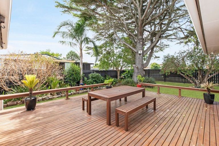 Photo of property in 27 Blanes Road, Weymouth, Auckland, 2103
