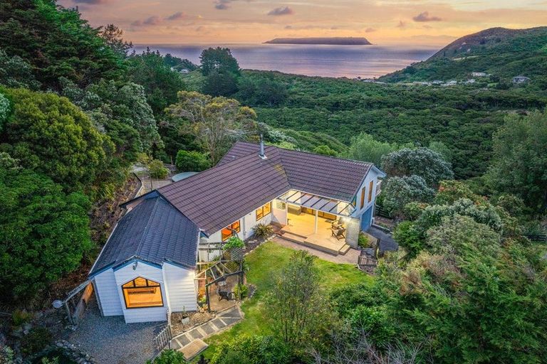 Photo of property in 104 Airlie Road, Plimmerton, Porirua, 5026