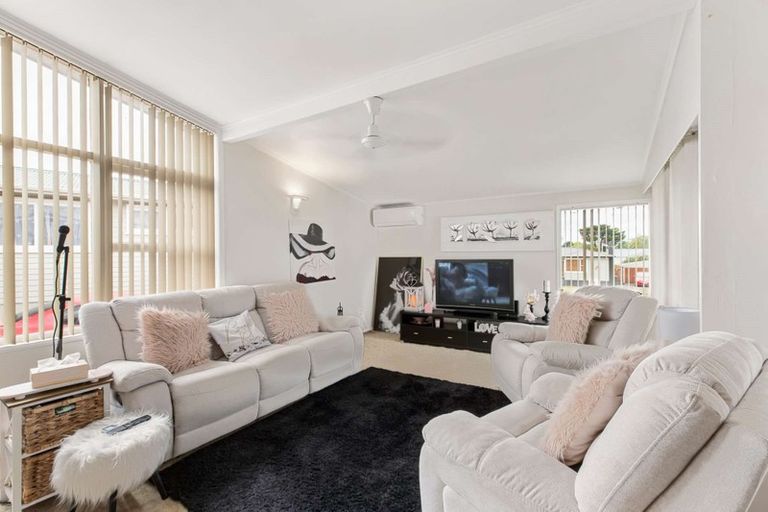 Photo of property in 10 Clendon Place, Manurewa, Auckland, 2102