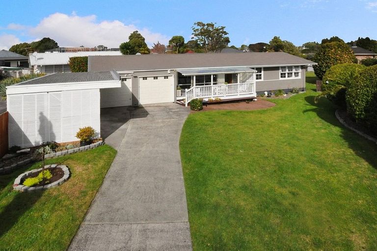 Photo of property in 27 Clinton Avenue, Te Atatu Peninsula, Auckland, 0610