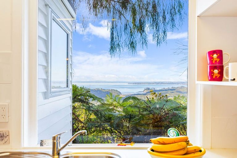 Photo of property in 98 Scenic Drive, Titirangi, Auckland, 0604
