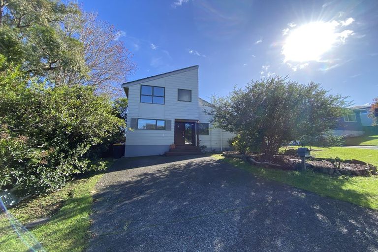 Photo of property in 1/19 Tree View Avenue, Glenfield, Auckland, 0629