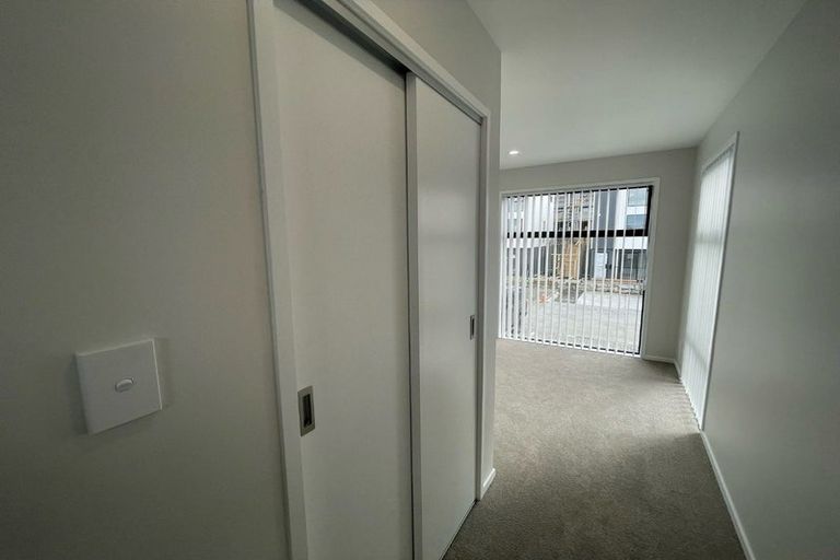 Photo of property in 2 Mikoikoi Crescent, Mangere Bridge, Auckland, 2022