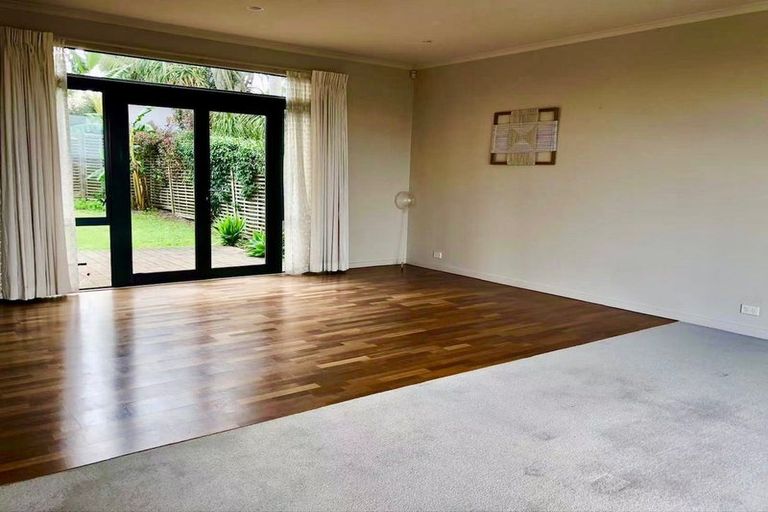 Photo of property in 16 Provence Esplanade, Te Atatu Peninsula, Auckland, 0610