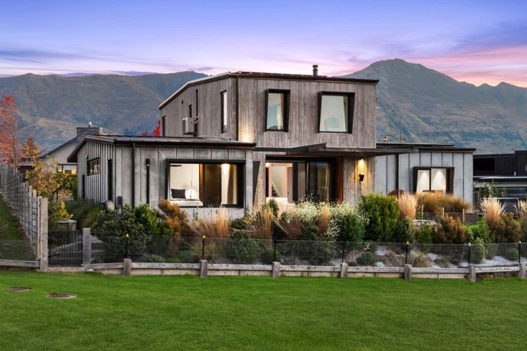 Photo of property in 5 Diamond Lane, Wanaka, 9305