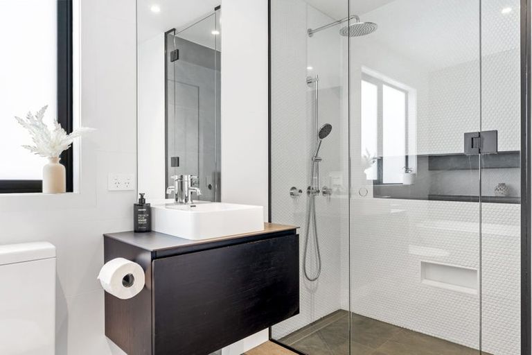 Photo of property in 7 Laguna Place, Matakatia, Whangaparaoa, 0930