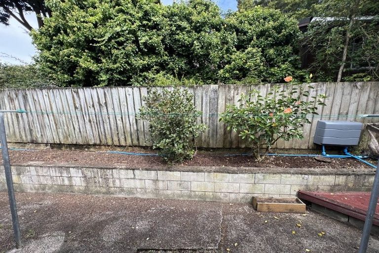 Photo of property in 1/8 Tusac Place, Totara Vale, Auckland, 0627