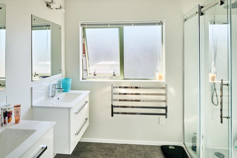 Photo of property in 28 Saunders Close, Whitby, Porirua, 5024