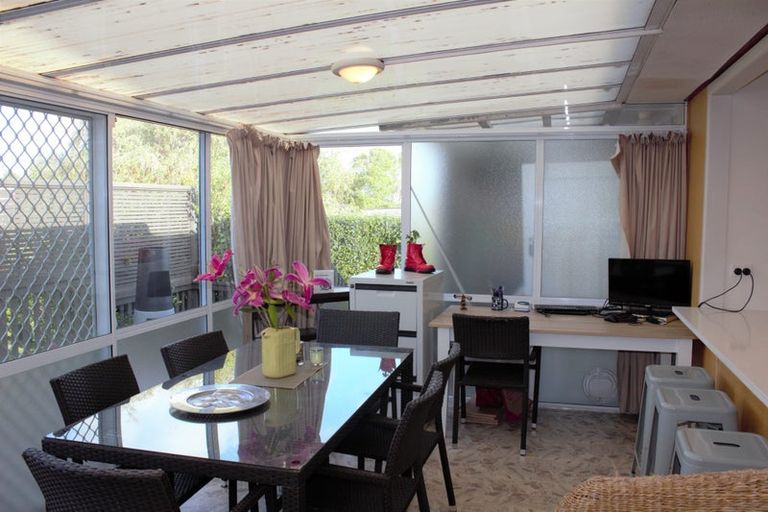 Photo of property in 90 Matipo Road, Te Atatu Peninsula, Auckland, 0610