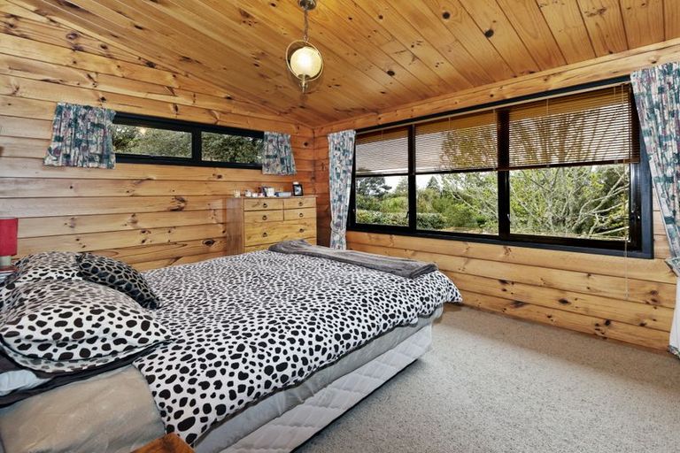 Photo of property in 32 Longfellow Parade, Glen Eden, Auckland, 0604