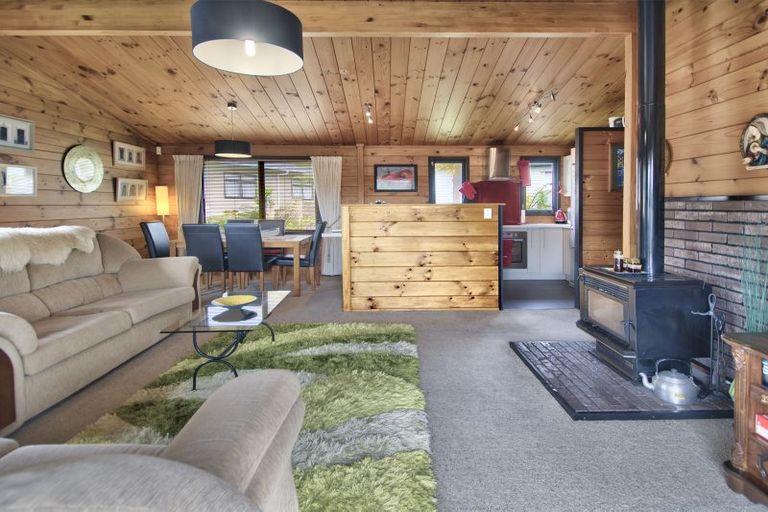 Photo of property in 32 Longfellow Parade, Glen Eden, Auckland, 0604
