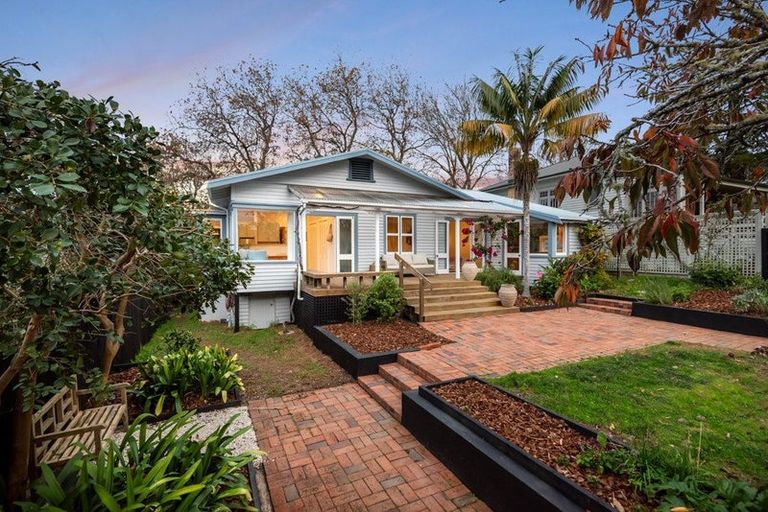 Photo of property in 12 Glade Place, Birkenhead, Auckland, 0626
