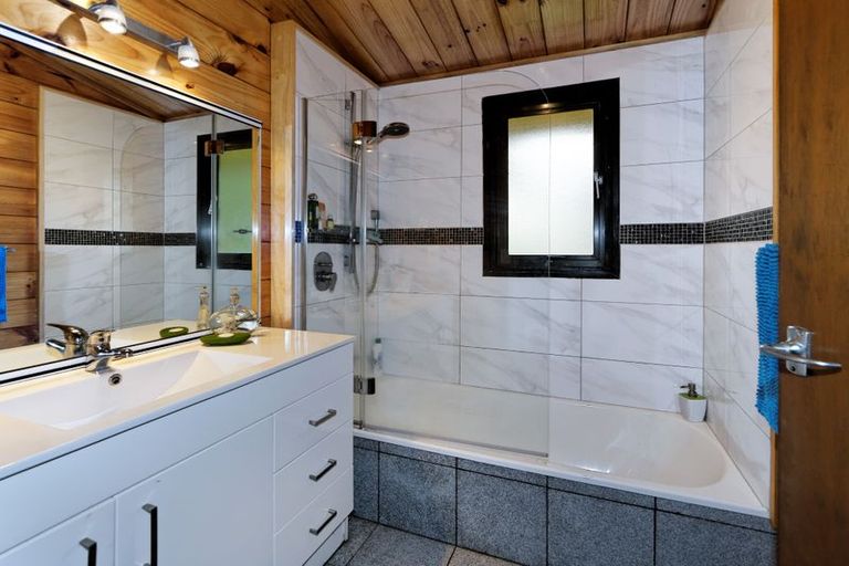 Photo of property in 32 Longfellow Parade, Glen Eden, Auckland, 0604