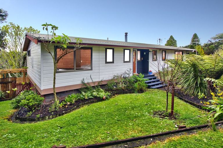 Photo of property in 32 Longfellow Parade, Glen Eden, Auckland, 0604