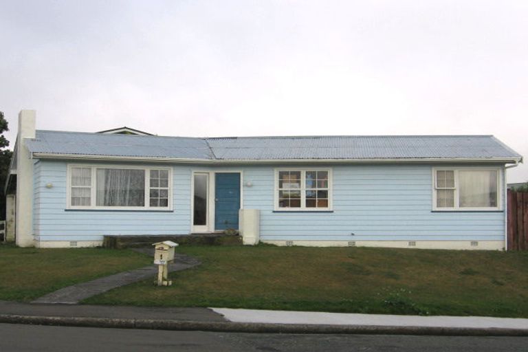 Photo of property in 1 Gow Street, Newlands, Wellington, 6037