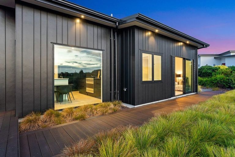 Photo of property in 5 Taranui Way, Paraparaumu Beach, Paraparaumu, 5032