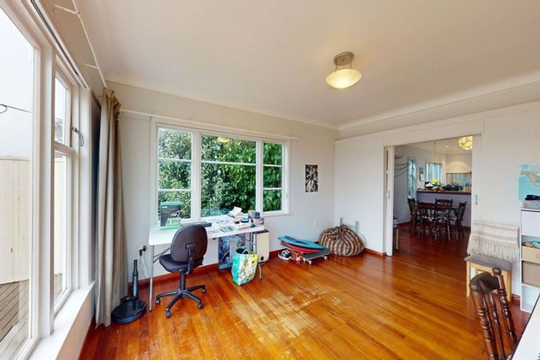 Photo of property in 88 Nevay Road, Karaka Bays, Wellington, 6022