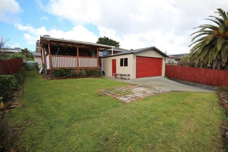 Photo of property in 16 Coburg Street, Henderson, Auckland, 0612