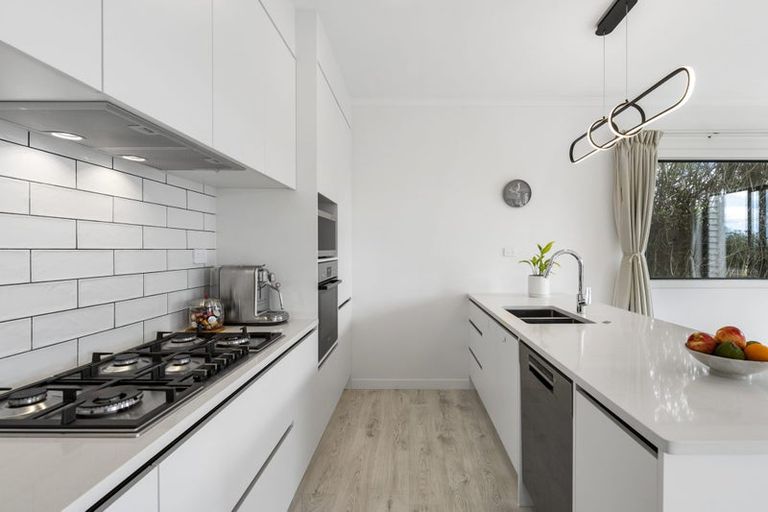 Photo of property in 562a Beach Road, Rothesay Bay, Auckland, 0630