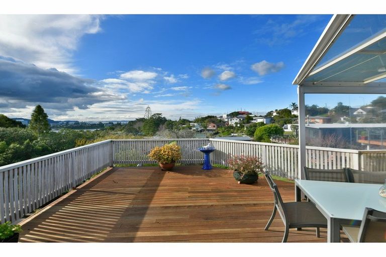 Photo of property in 9 Moffat Road, Red Beach, 0932