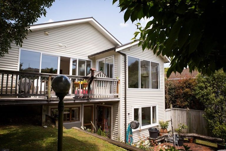 Photo of property in 17 Ranui Crescent, Khandallah, Wellington, 6035