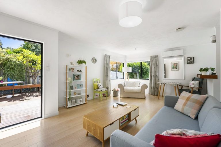 Photo of property in 1/10 Atlantis Place, Totara Vale, Auckland, 0629