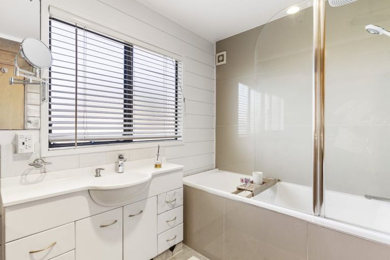 Photo of property in 2/24 Thalia Place, Totara Vale, Auckland, 0629