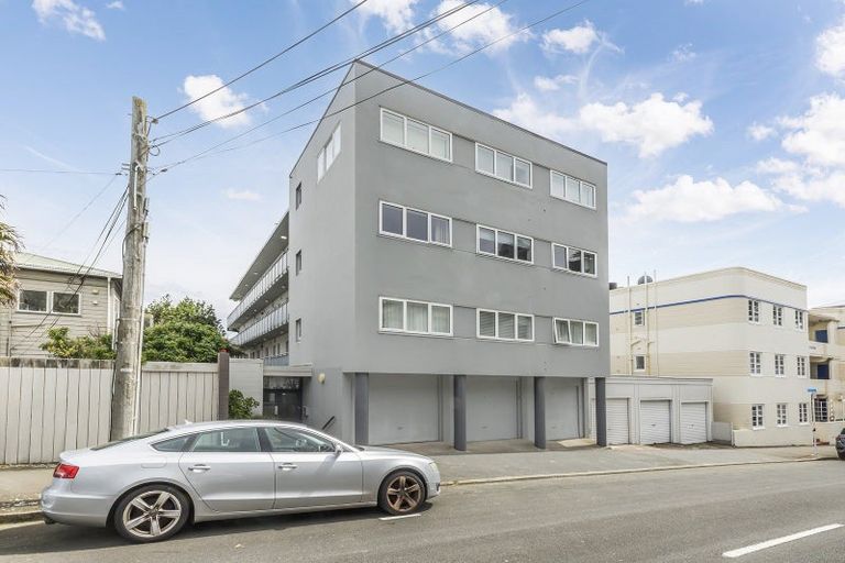 Photo of property in Kingsgate Flats, 10 Austin Street, Mount Victoria, Wellington, 6011