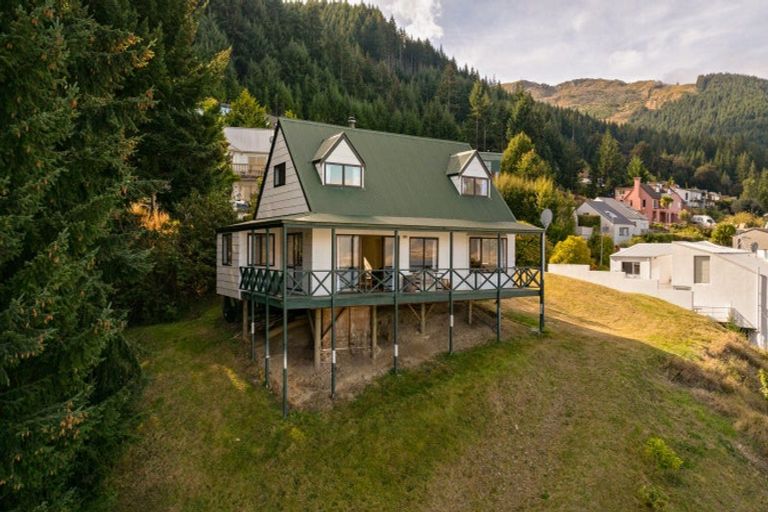 Photo of property in 1 Von Place, Fernhill, Queenstown, 9300