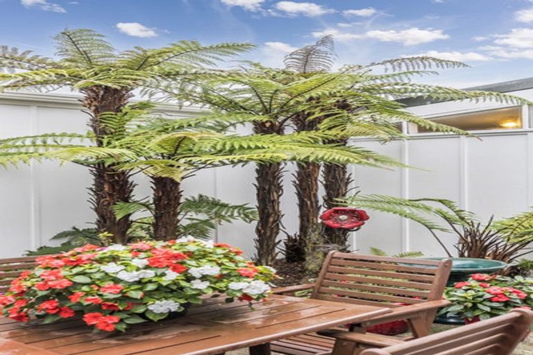 Photo of property in 22 Larsen Crescent, Tawa, Wellington, 5028