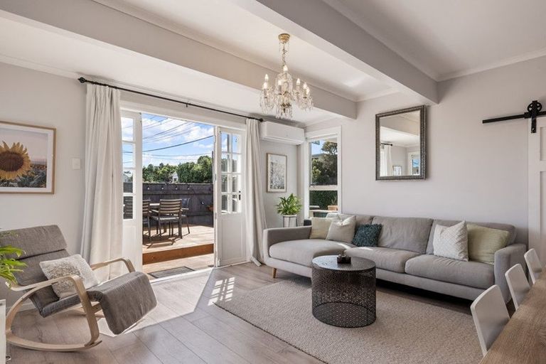 Photo of property in 114 Seaview Road, Paraparaumu Beach, Paraparaumu, 5032