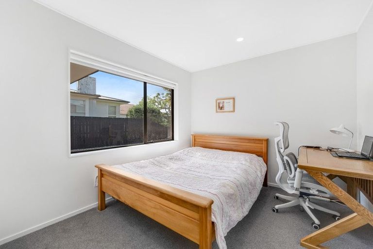 Photo of property in 21a Eastern Beach Road, Eastern Beach, Auckland, 2012