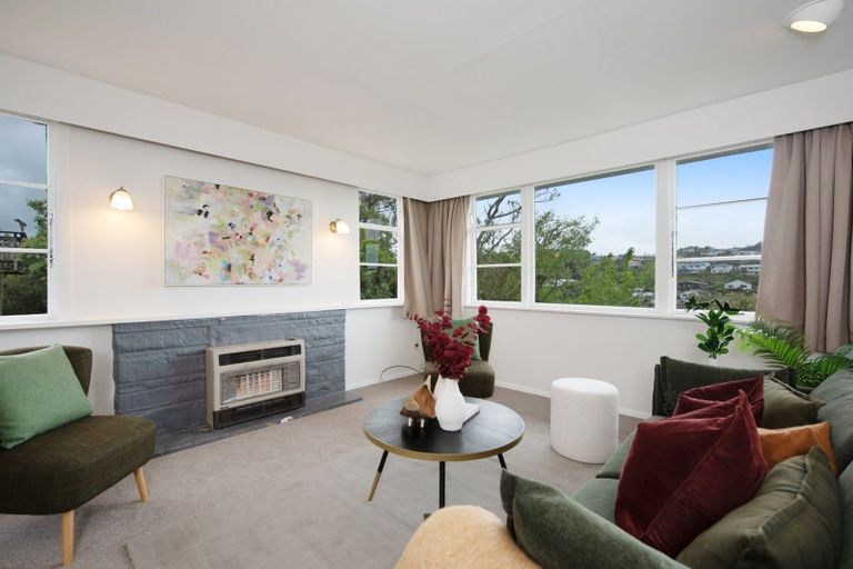 Photo of property in 135 Ruskin Road, Newlands, Wellington, 6037