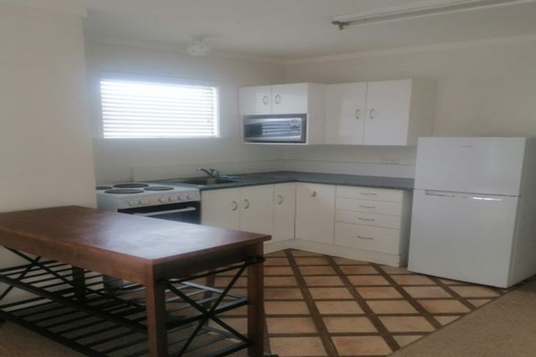 Photo of property in 613 Glenfield Road, Totara Vale, Auckland, 0629
