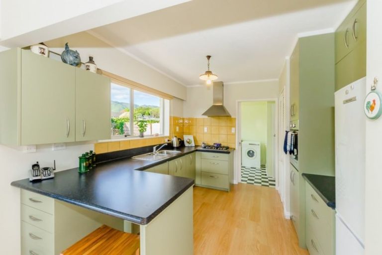 Photo of property in 11 Rawene Street, Waikanae, 5036