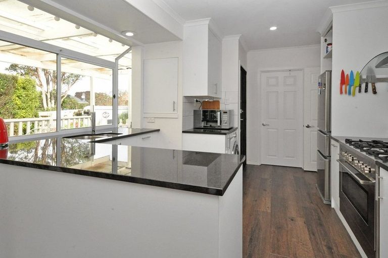 Photo of property in 27 Clinton Avenue, Te Atatu Peninsula, Auckland, 0610