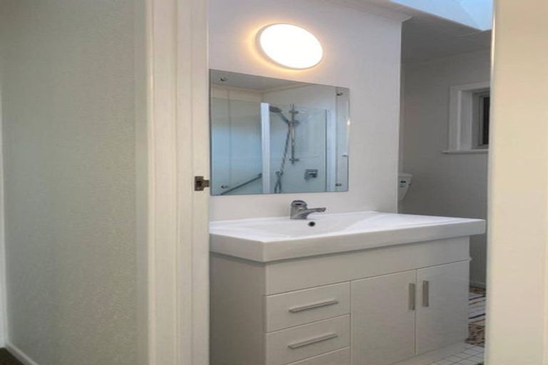 Photo of property in 5a Mckenzie Road, Mangere Bridge, Auckland, 2022