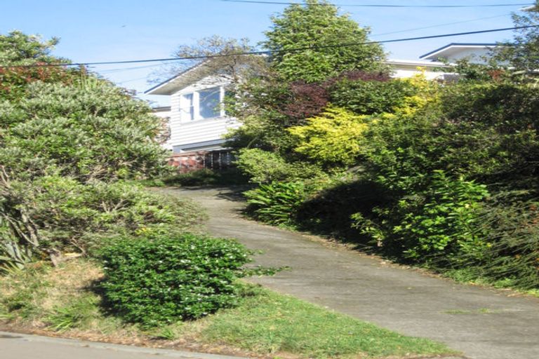 Photo of property in 11 Salford Street, Newlands, Wellington, 6037