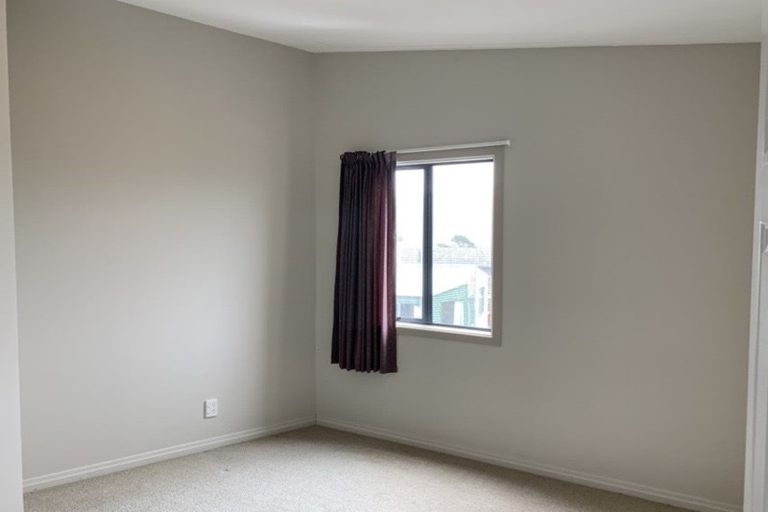 Photo of property in 82a Stewart Drive, Newlands, Wellington, 6037