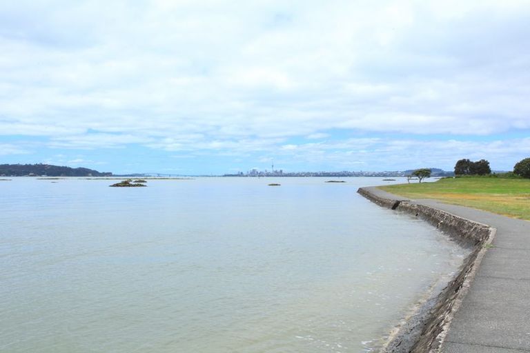 Photo of property in 40 Gill Avenue, Te Atatu Peninsula, Auckland, 0610