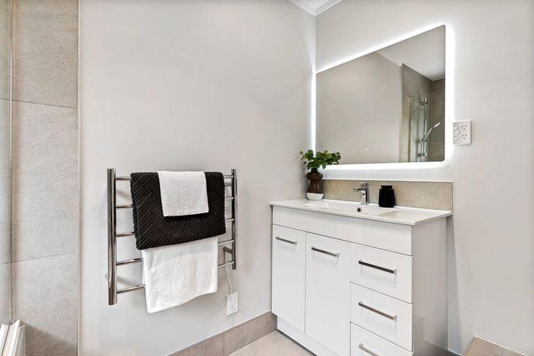 Photo of property in 2/17 Emirau Place, Glenfield, Auckland, 0629