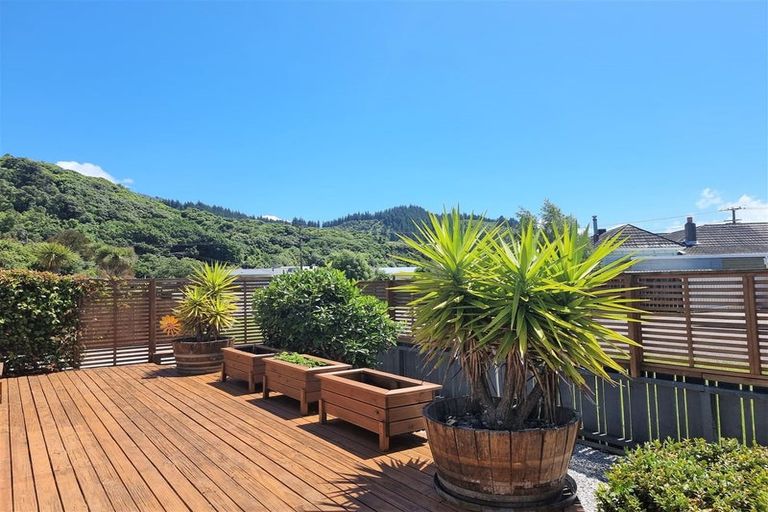 Photo of property in 21 Oxford Street, Picton, 7220