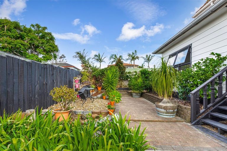 Photo of property in 18 Ashbourne Place, Glendene, Auckland, 0602