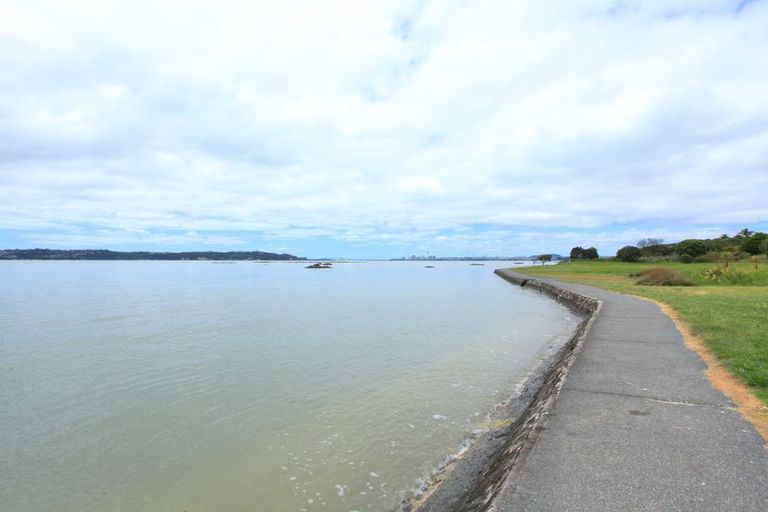 Photo of property in 40 Gill Avenue, Te Atatu Peninsula, Auckland, 0610