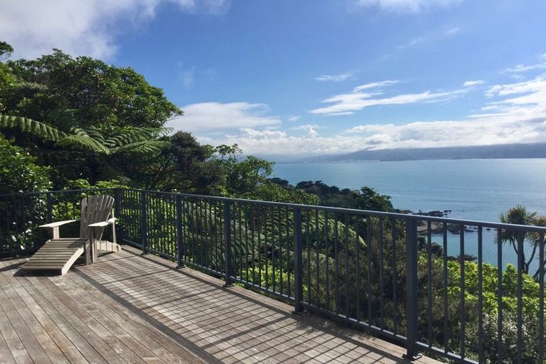 Photo of property in 15a Fortification Road, Karaka Bays, Wellington, 6022