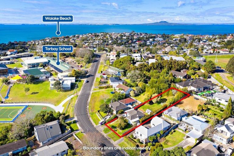 Photo of property in 10 Alexander Avenue, Torbay, Auckland, 0630